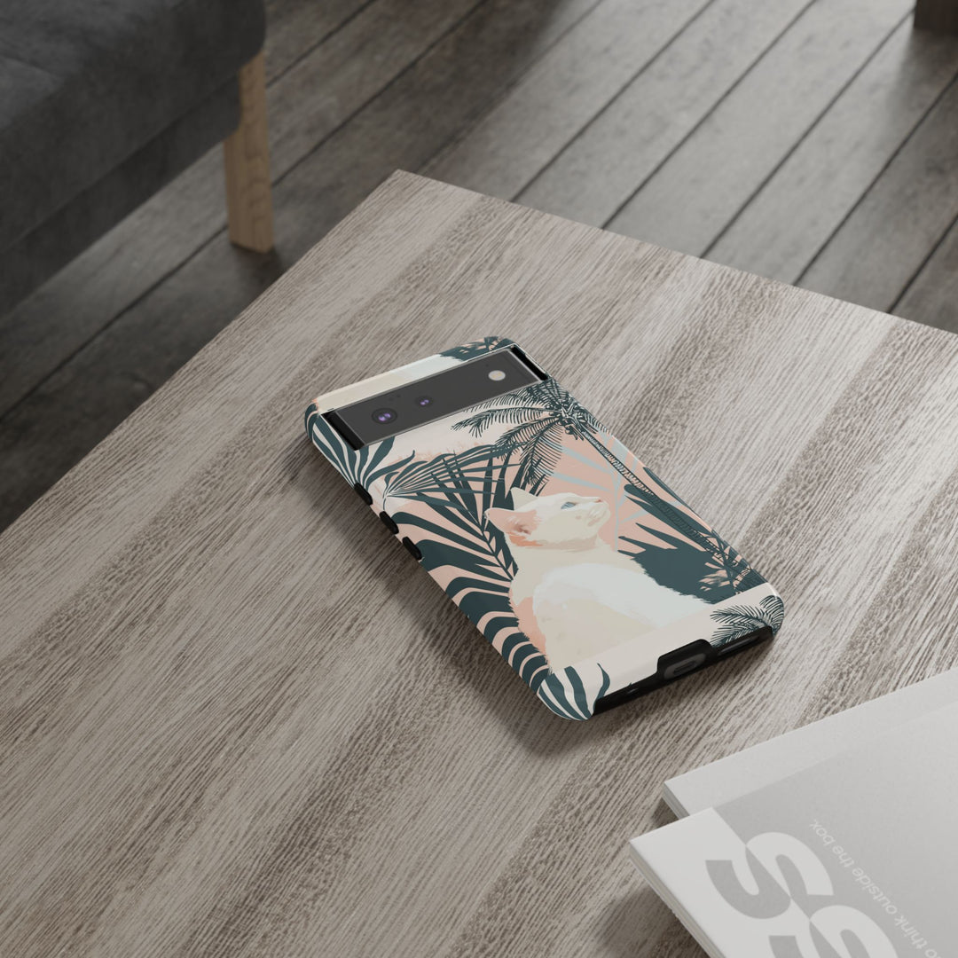 Tropische Katzen-Telefonhülle mit üppigen Palmenmotiven und sanften Pastelltönen