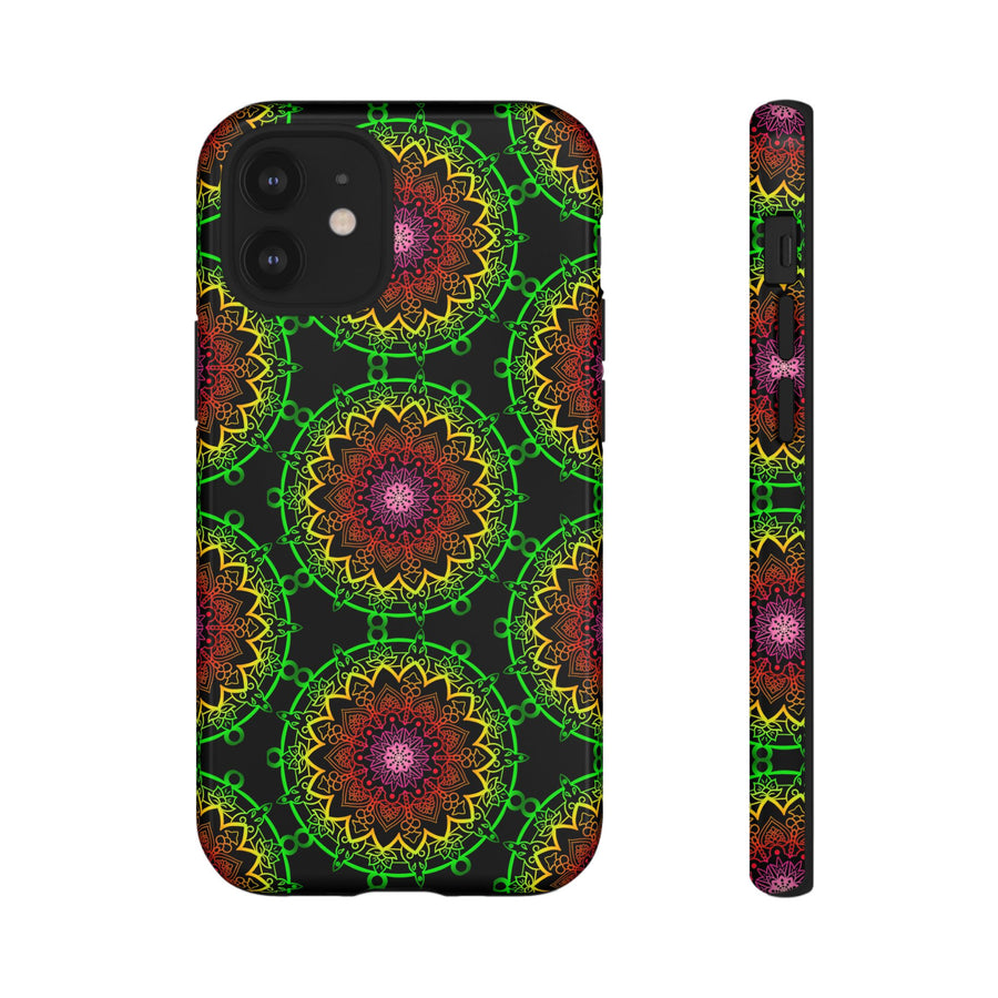 Künstlerische Mandala-Telefonhülle mit kräftigen Mustern und modernem Flair
