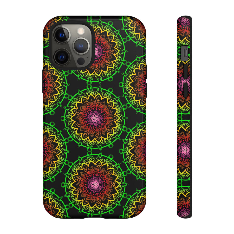 Künstlerische Mandala-Telefonhülle mit kräftigen Mustern und modernem Flair