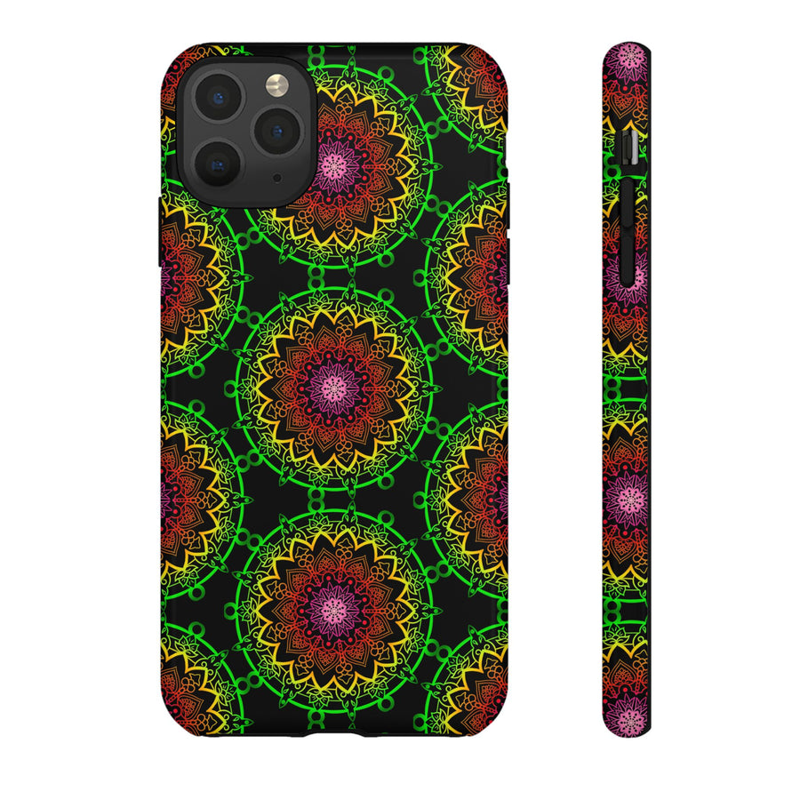 Künstlerische Mandala-Telefonhülle mit kräftigen Mustern und modernem Flair