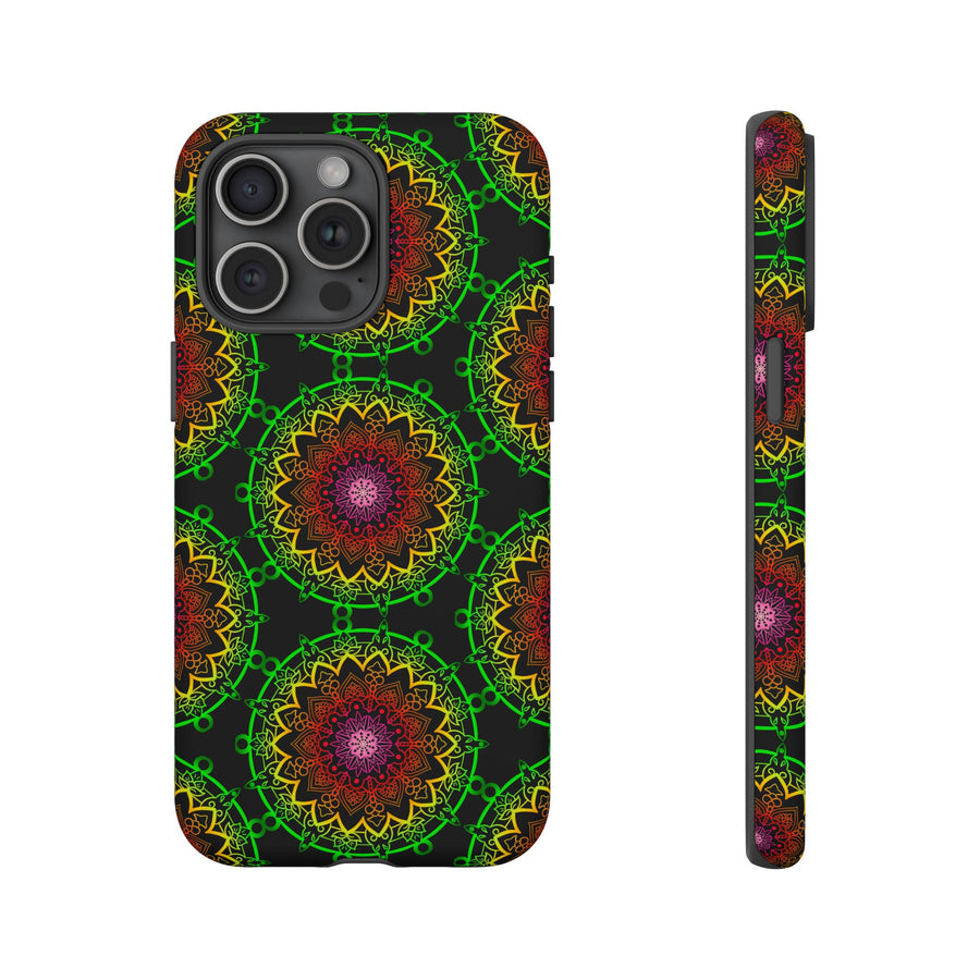 Künstlerische Mandala-Telefonhülle mit kräftigen Mustern und modernem Flair