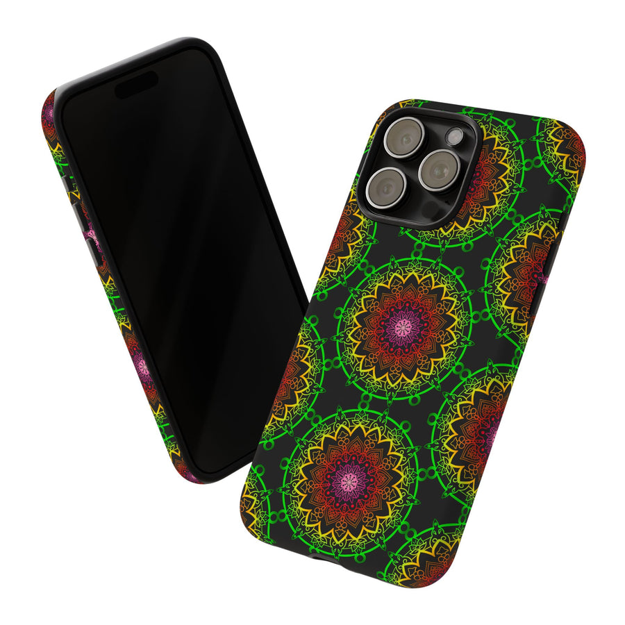 Künstlerische Mandala-Telefonhülle mit kräftigen Mustern und modernem Flair