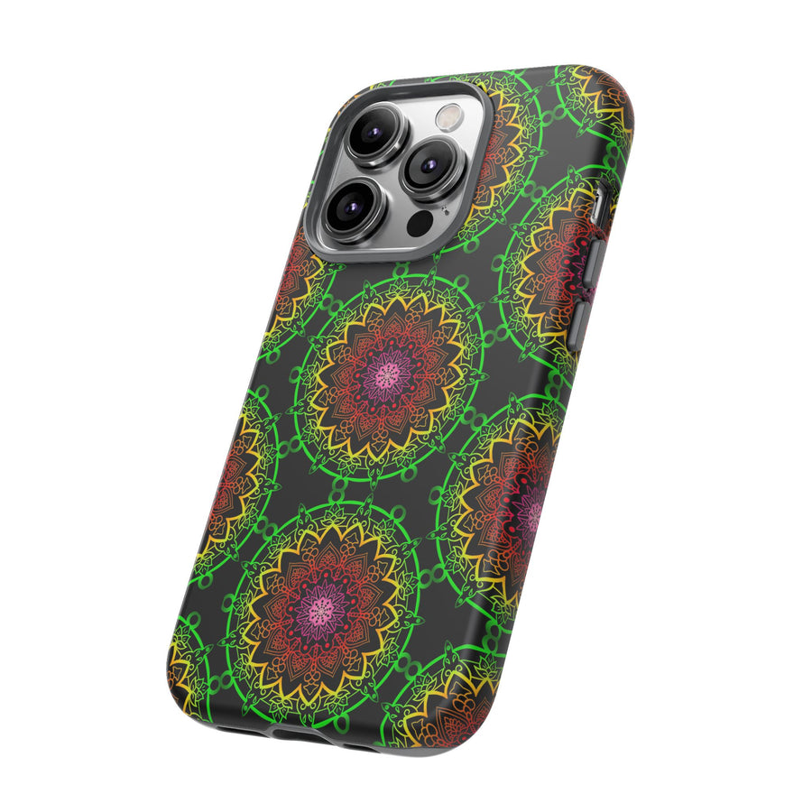 Künstlerische Mandala-Telefonhülle mit kräftigen Mustern und modernem Flair