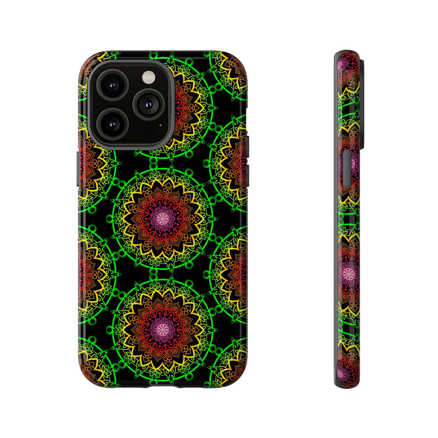 Künstlerische Mandala-Telefonhülle mit kräftigen Mustern und modernem Flair