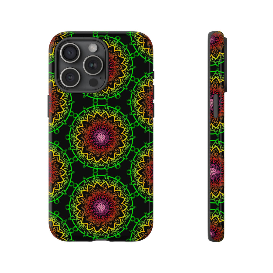 Künstlerische Mandala-Telefonhülle mit kräftigen Mustern und modernem Flair