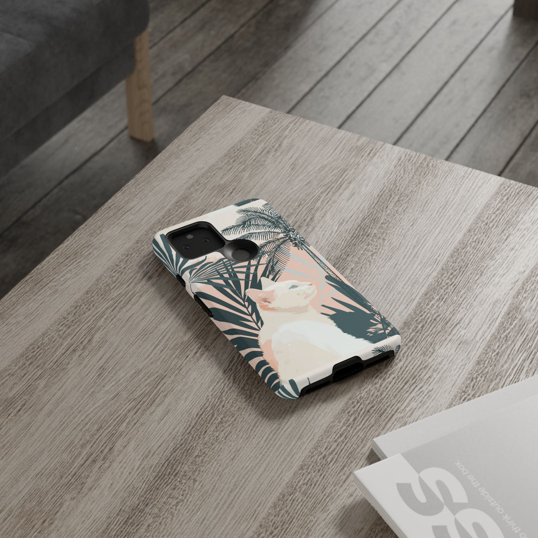 Tropische Katzen-Telefonhülle mit üppigen Palmenmotiven und sanften Pastelltönen