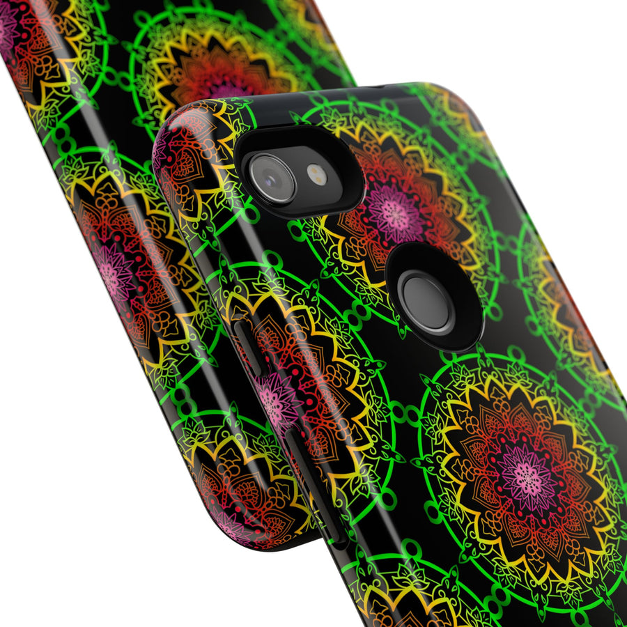 Künstlerische Mandala-Telefonhülle mit kräftigen Mustern und modernem Flair