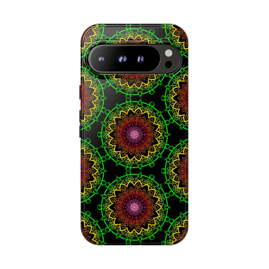 Künstlerische Mandala-Telefonhülle mit kräftigen Mustern und modernem Flair