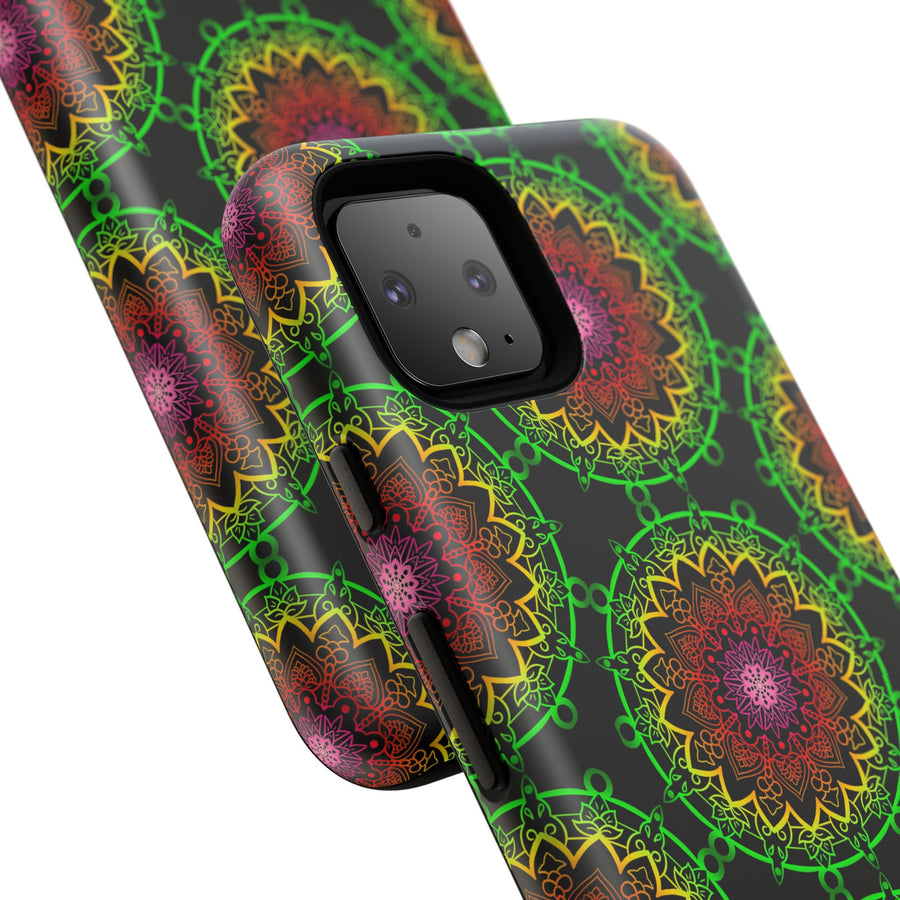 Künstlerische Mandala-Telefonhülle mit kräftigen Mustern und modernem Flair