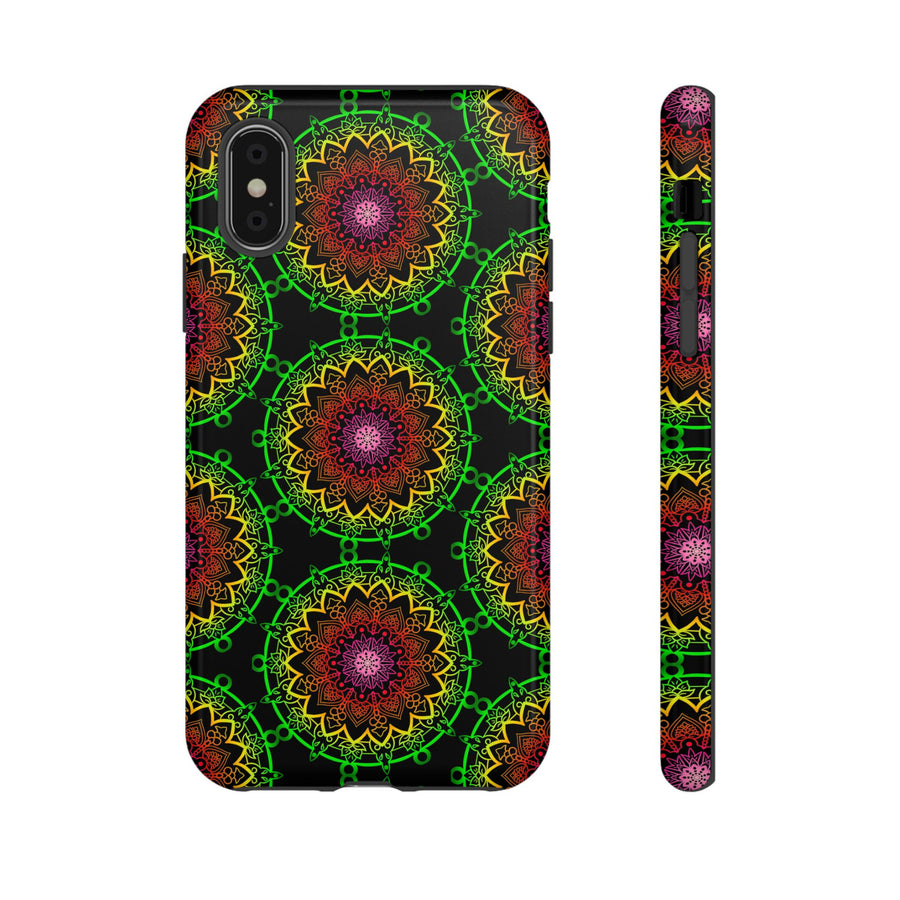 Künstlerische Mandala-Telefonhülle mit kräftigen Mustern und modernem Flair