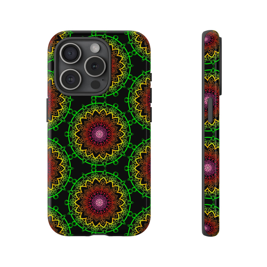 Künstlerische Mandala-Telefonhülle mit kräftigen Mustern und modernem Flair