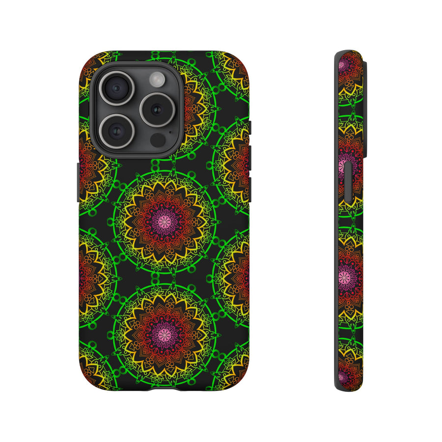 Künstlerische Mandala-Telefonhülle mit kräftigen Mustern und modernem Flair
