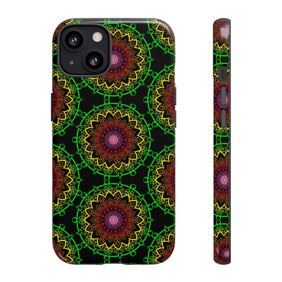 Künstlerische Mandala-Telefonhülle mit kräftigen Mustern und modernem Flair