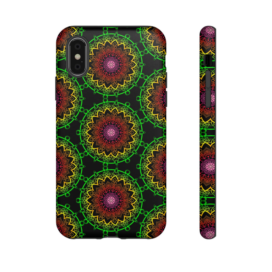 Künstlerische Mandala-Telefonhülle mit kräftigen Mustern und modernem Flair