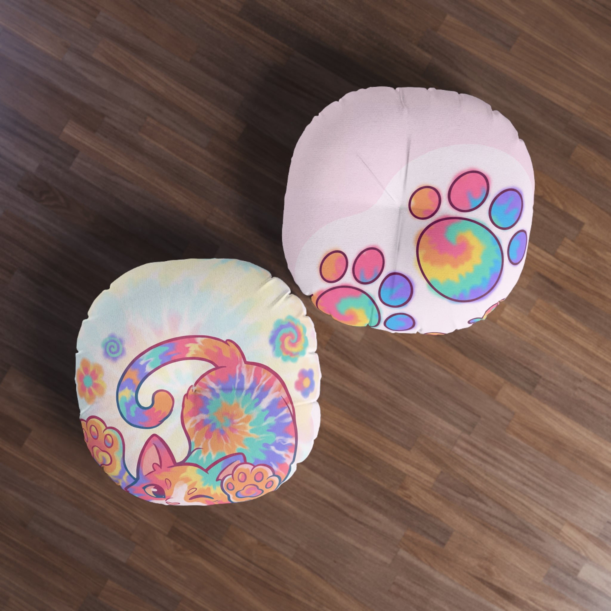 Cuscino da pavimento con gatto giocoso e tie-dye