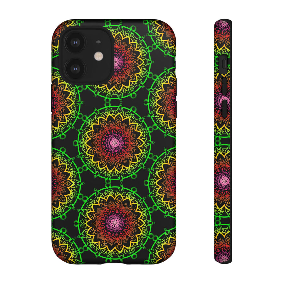 Künstlerische Mandala-Telefonhülle mit kräftigen Mustern und modernem Flair