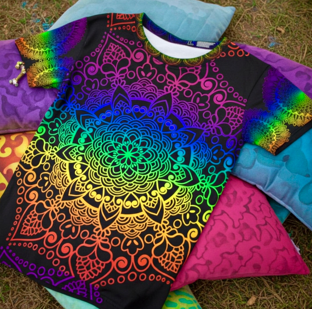 Festival Rainbow Mandala Tee – Schwarzes Kurzarmshirt